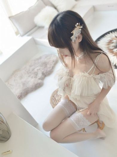 美女脱了内裤张开腿让男人看_BD英语免费观看视频